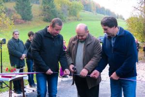 Franc Modic (KS Sveti Gregor), župan Jože Levstek in Jože Adamič so slavnostno odprli mostič